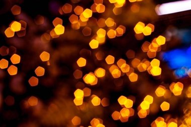 Bulanık altın ışıklar gece soyut arka plan, kararmış koyu renkli parlayan bokeh fon, sihirli sarı parlak desen.