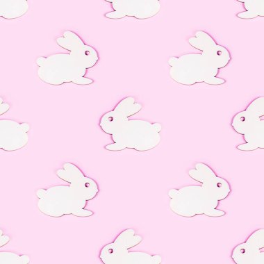 Açık pembe arka planda komik ahşap Paskalya Tavşanı kusursuz desen.