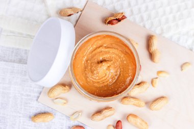 Mutfaktaki hafif ahşap arka planda fındıklı taze ev yapımı fıstık ezmesi manzarası..