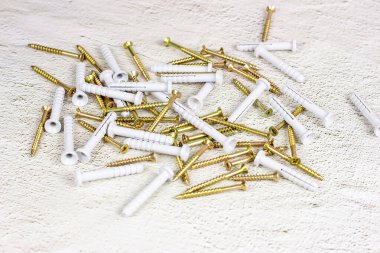 Açık gri çimento arka planında onarım için birçok çelik ve plastik kaplama. DIY, Ev geliştirme ve ev inşa konsepti.