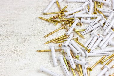 Açık gri çimento arka planında fotokopi alanı ile onarmak için birçok çelik ve plastik panel. DIY, Ev geliştirme ve ev inşa konsepti.