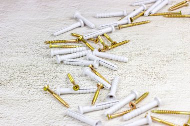 Açık gri çimento arka planında fotokopi alanı ile onarmak için birçok çelik ve plastik panel. DIY, Ev geliştirme ve ev inşa konsepti.