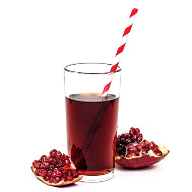 Bardakta taze organik kırmızı nar suyu ve beyaz arka planda izole edilmiş çekirdekler..