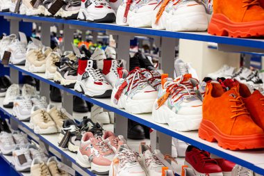 MINSK, BELARUS - 22 Mart 2021: Perakende giyim mağazasının rafında yeni spor ayakkabıları.