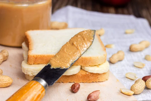 Hausgemachtes Sandwich Zum Frühstück Mit Frischer Knuspriger Erdnussbutter Und Bananen — Stockfoto