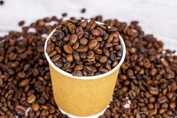 Καφέ Χάρτινο Κύπελλο Μιας Χρήσης Καφέ Και Καβουρδισμένους Κόκκους Καφέ — Φωτογραφία Αρχείου
