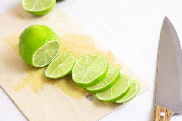 Fresco Taglio Verde Acido Lime Con Coltello Sul Tagliere Legno — Foto Stock