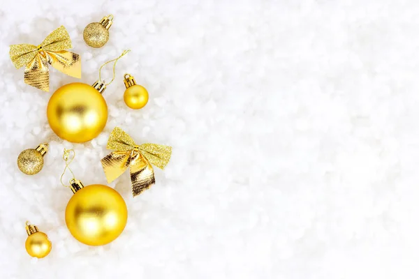 Leuchtend Goldener Und Gelber Weihnachtsschmuck Bänder Kugeln Schmuck Lag Flach — Stockfoto