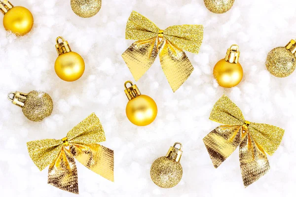 Leuchtend Goldener Und Gelber Weihnachtsschmuck Bänder Kugeln Ornamente Lag Flach — Stockfoto