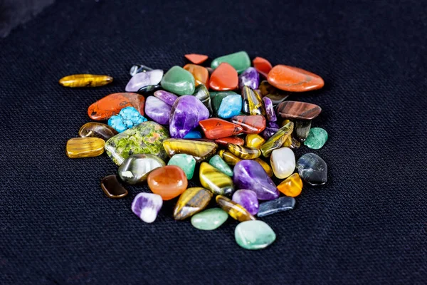 Diferentes Piedras Preciosas Colores Sobre Fondo Oscuro Terapia Piedra Sanación — Foto de Stock