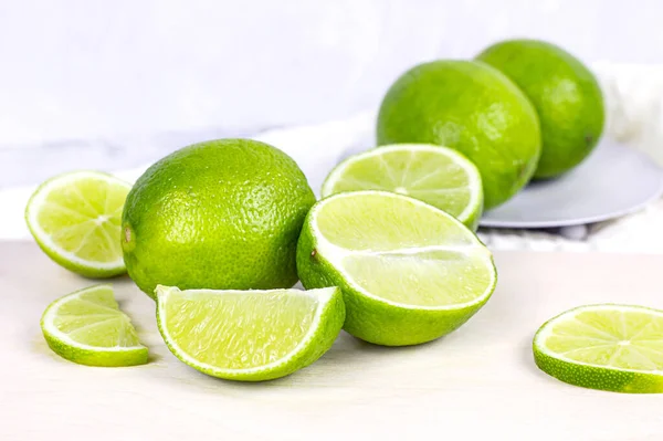 Limas Jugosas Verdes Frescas Rodajas Lima Cocina Sobre Fondo Claro — Foto de Stock