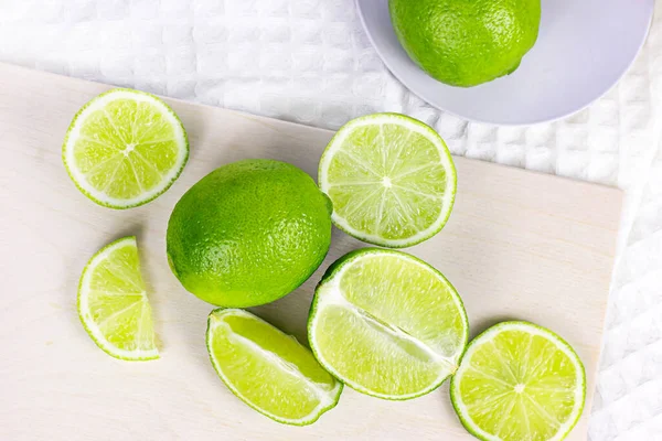 Vista Dall Alto Freschi Lime Verdi Succosi Fette Lime Cucina — Foto Stock