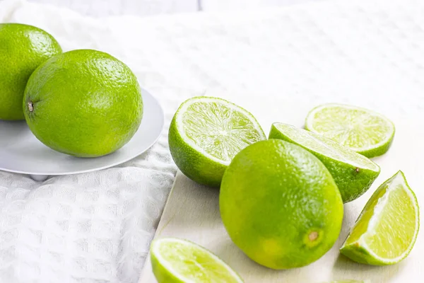 Fresco Lime Succosa Verde Fette Lime Cucina Sfondo Chiaro — Foto Stock