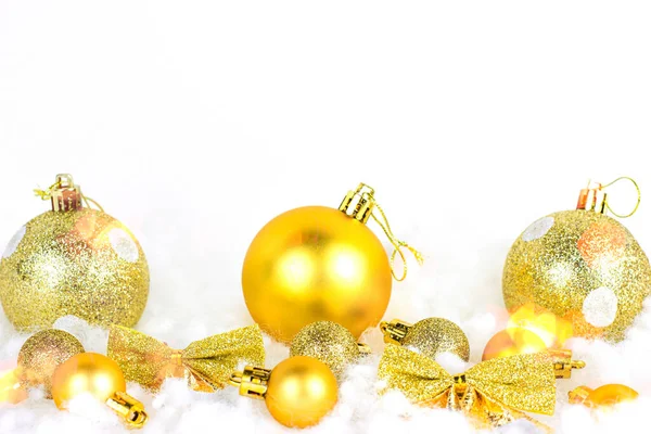 Leuchtend Goldene Weihnachtsdekorationen Bänder Kugeln Schleifen Ornamente Auf Weißem Kunstschnee — Stockfoto