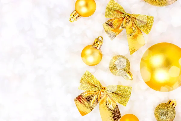 Leuchtend Goldene Weihnachtsdekorationen Bänder Kugeln Schleifen Ornamente Lagen Flach Auf — Stockfoto