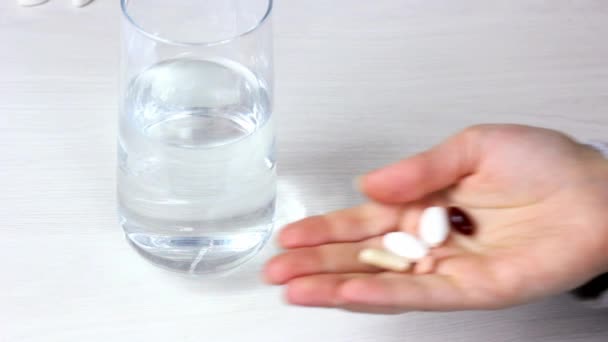 Mulheres Caucasianas Mãos Segurando Diferentes Medicamentos Pílulas Cápsulas Com Copo — Vídeo de Stock