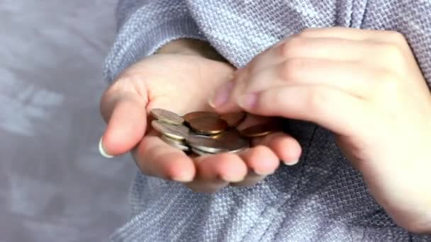 Kaukasische Frauenhände Die Cent Münzen Halten Und Zählen Arbeitslosigkeit Armut — Stockvideo