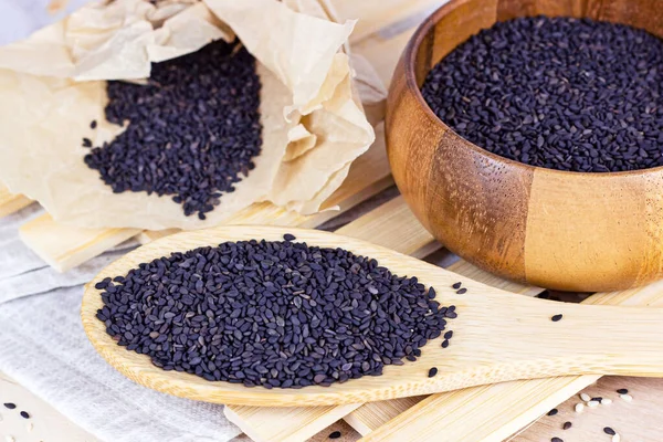 Черные Семена Кунжута Деревянной Ложке Приготовления Пищи Светлом Фоне Кухне — стоковое фото
