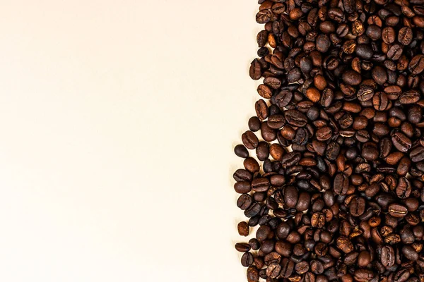 Verse Gebrande Bruine Koffiebonen Als Frame Met Kopieerruimte Lichte Ondergrond — Stockfoto