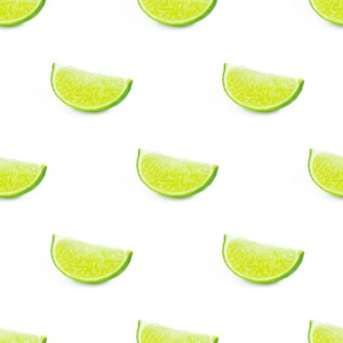 Yeşil limon ve limon dilimleri beyaz arkaplanda pürüzsüz deseni tekrarlıyor.