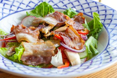 Taze yeşil marul, sebze ve kızarmış pastırma salatası..