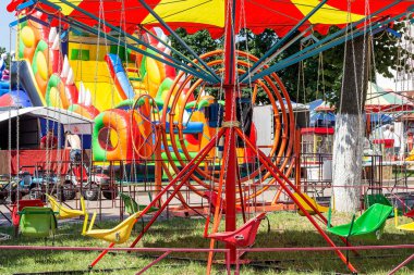 LIDA, BELARUS - 10 HAZİRAN 2021: Yazın lunaparkta parlak renkli çocuklar atlıkarınca.