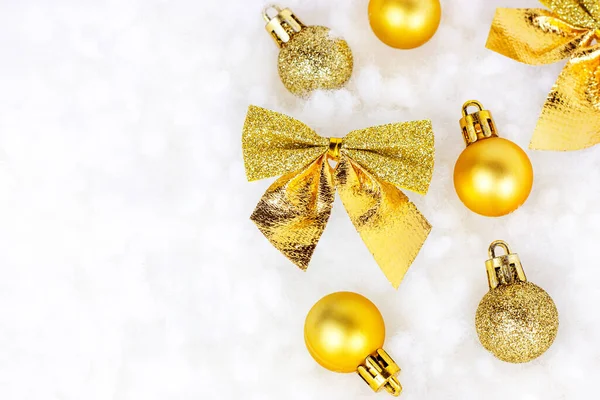 Leuchtend Goldener Und Gelber Weihnachtsschmuck Bänder Kugeln Schmuck Lag Flach — Stockfoto