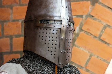 Eski ortaçağ Demir Şövalye miğferi eski savaşçılar için bir savaş zırhı. Geleneksel eski dövüşçü heavy metal savunma ekipmanları savaşta ya da turnuvada yüz yüze.