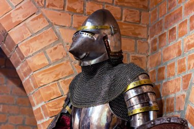 Eski bir ortaçağ demir şövalyesi. Savaşta eski savaşçıların koruması için. Geleneksel eski dövüşçü heavy metal savunma ekipmanları savaş ya da turnuvada.