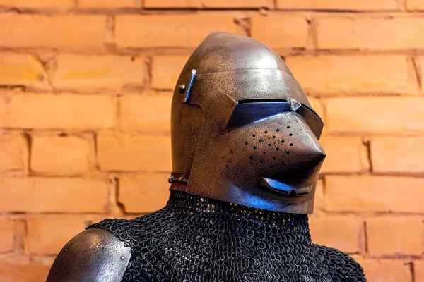 古代の戦士のための古い歴史的な中世の鉄の騎士の兜の鎧の戦いで保護します 戦闘やトーナメントでの顔のための伝統的な過去の戦闘機重金属防衛装置 — ストック写真