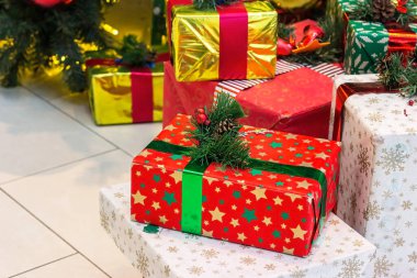 Pek çok farklı rengarenk yeni yıl ve Noel hediyelerle dolu kutular. Kış tatili kutlama konsepti.