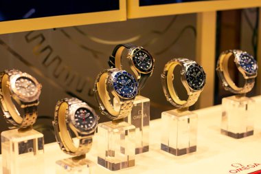 MOSCOW, RUSSIA - 10 AĞUSTOS 2021: Omega alışveriş merkezindeki perakende satış mağazası vitrinini izliyor.