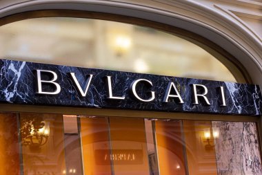 MOSCOW, RUSSIA - 10 AĞUSTOS 2021: Alışveriş merkezinin vitrinindeki Bulgari perakende satış mağazası logosu.