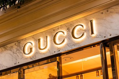 MOSCOW, RUSSIA - 10 AĞUSTOS 2021: Gucci perakende satış mağazası logosu alışveriş merkezinin vitrininde.