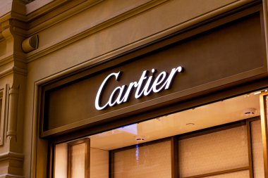 MOSCOW, RUSSIA - 10 Ağustos 2021: Cartier marka perakende satış mağazası logosu alışveriş merkezinin vitrininde..