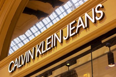 MOSCOW, RUSSIA - 10 AĞUSTOS 2021: Calvin Klein Jeans marka perakende satış mağazası logosu.