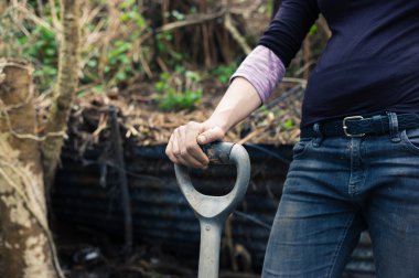 Genç kadın el kürek üzerinde dinlenme