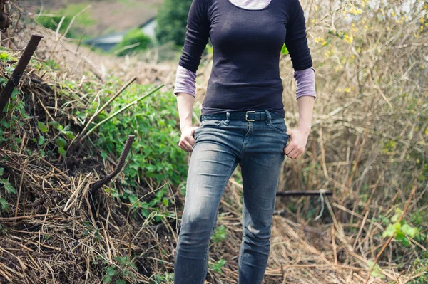 Giovane donna in piedi in giardino — Foto Stock