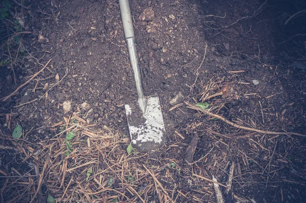 Spade in een gat buiten — Stockfoto