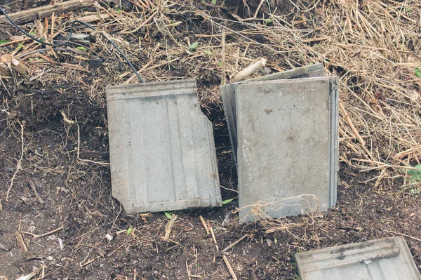 Betonklötze im Garten — Stockfoto