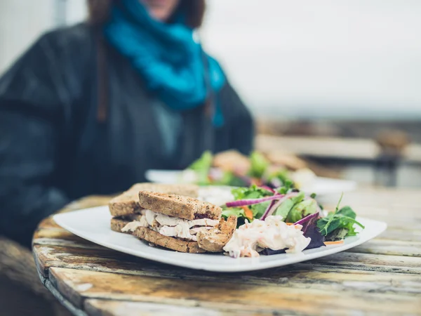 Tallrik med sallad och ssandwich — Stockfoto