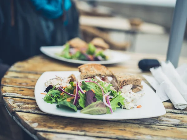 Teller mit Salat und Sandwich — Stockfoto