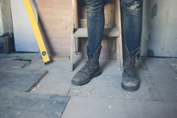 Feet of worker on construction site — Stock Photo, Image