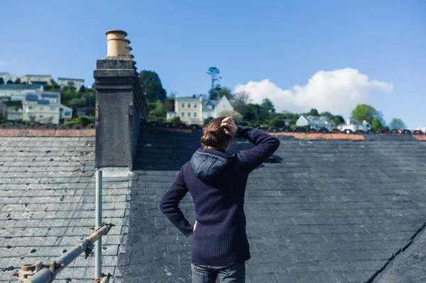 İskele tarafından çatı üzerinde genç kadın — Stok fotoğraf