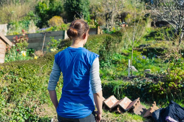 Jonge vrouw in de tuin — Stockfoto