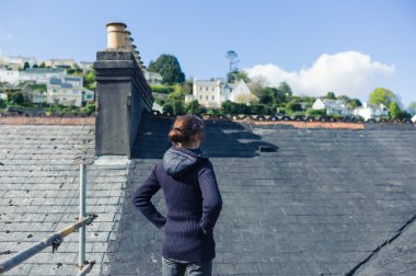 İskele tarafından çatı üzerinde genç kadın