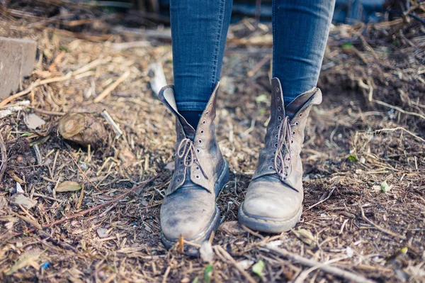 Voeten van jongere dragen van laarzen buiten — Stockfoto