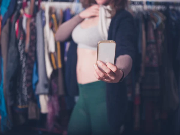 Zwangere vrouw nemen selfie — Stockfoto