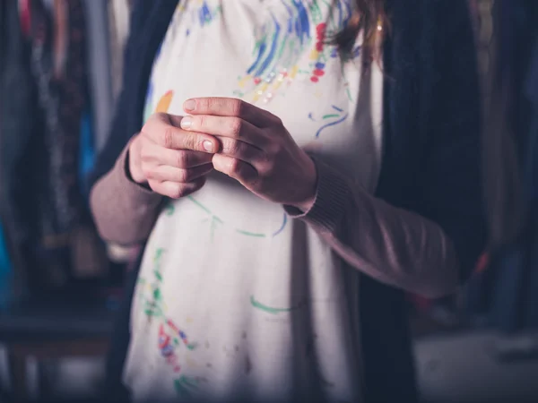 Нервная женщина ковыряла ногти — стоковое фото