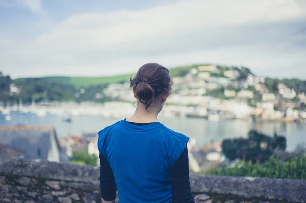 Giovane donna ammirando vista della città balneare — Foto Stock